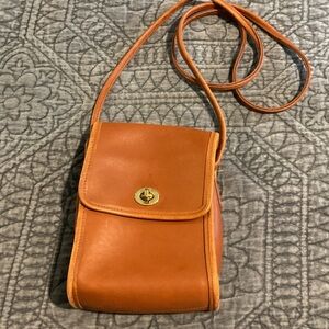 Vintage 90’s COACH Scooter bag, style #9893, British Tan w/ Brass Kiss Lock.